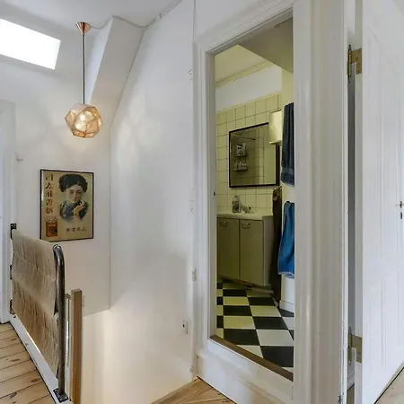 Townhouse With Private Courtyard In Frederiksberg بيت للعطل