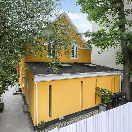 Townhouse With Private Courtyard In Frederiksberg *