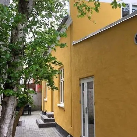 Townhouse With Private Courtyard In Frederiksberg بيت للعطل كوبنهاجن