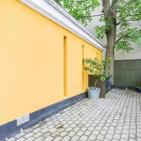 Townhouse With Private Courtyard In Frederiksberg بيت للعطل